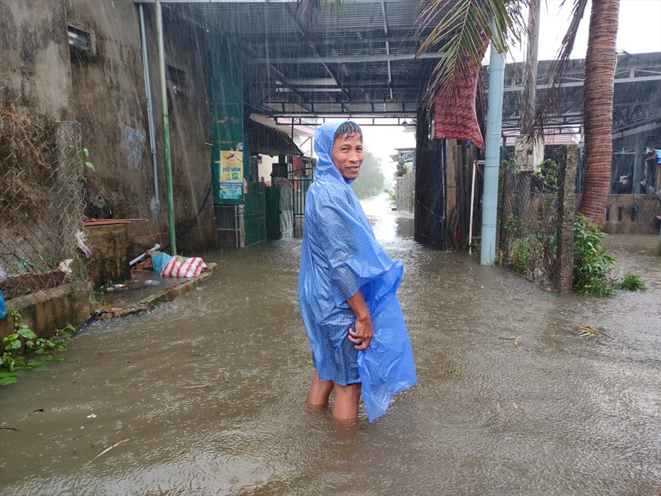 Người dân khu phố 4, thị trấn Phú Lộc, huyện Phú Lộc (Huế) chìm trong biển nước. Ảnh: Q.D