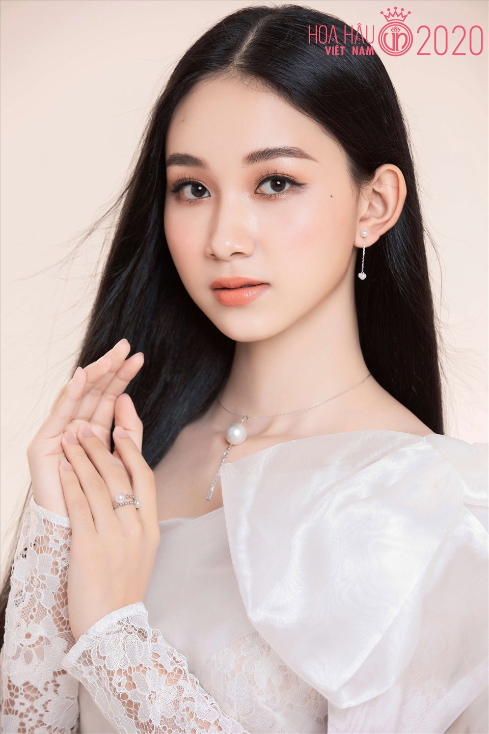Thí sinh 2k1 của Hoa hậu Việt Nam 2020 gây chú ý vì góc nghiêng hao hao  chị đẹp Baifern
