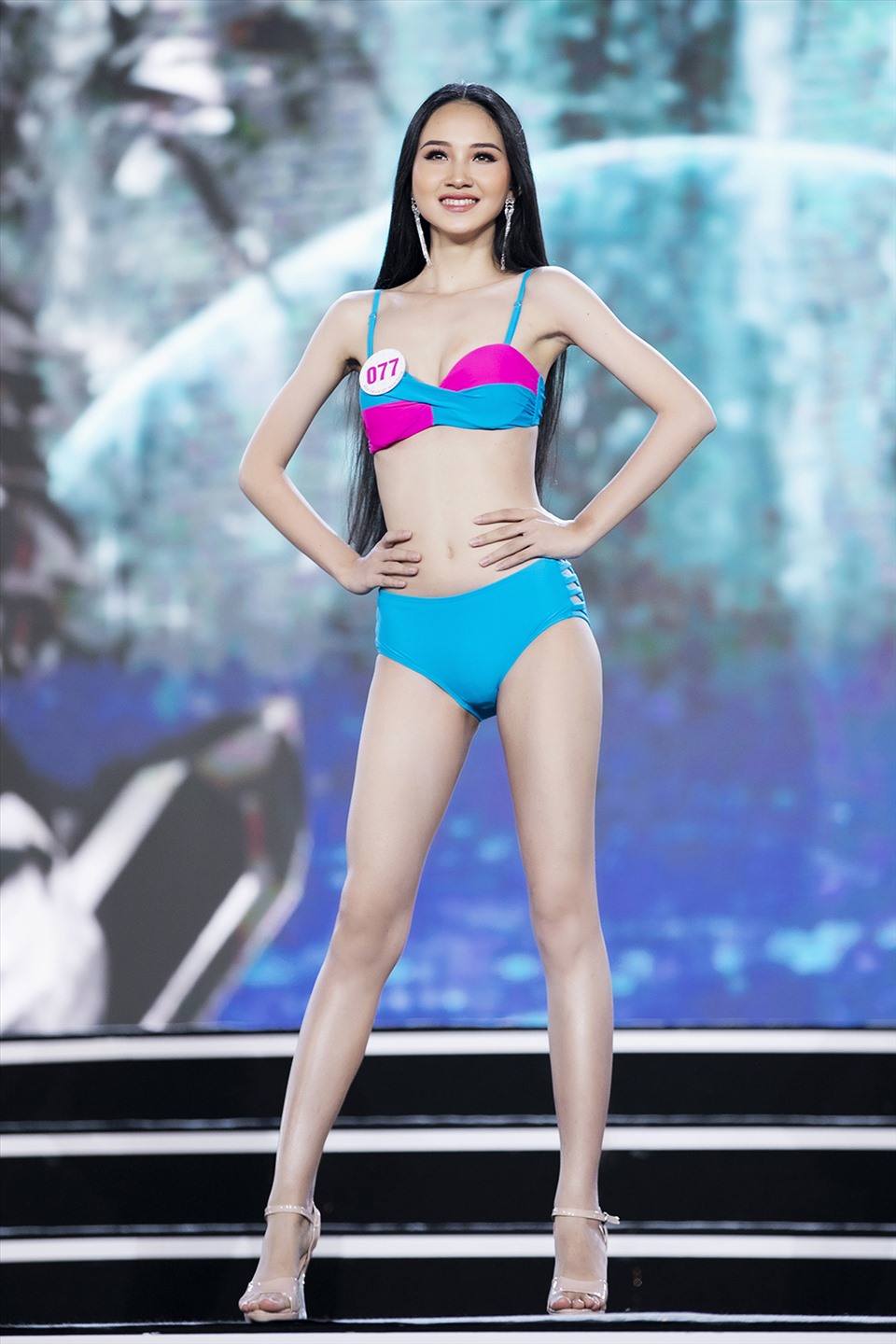 So với dàn thí sinh Hoa hậu Việt Nam 2020 trong đêm bán kết, Trúc Linh