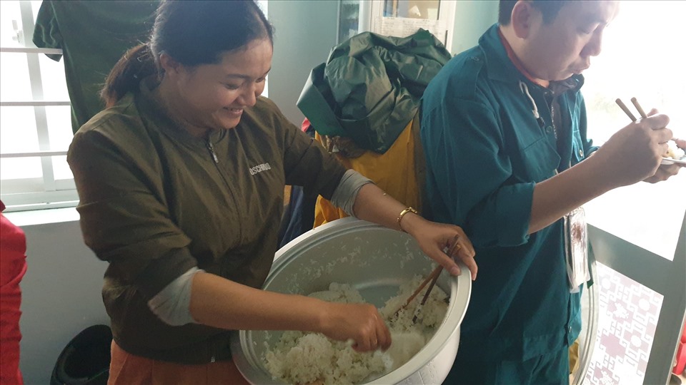 Giữa lúc bão số 9 đổ bộ, nhiều chị em phụ nữ xã Bình Đông tình nguyện nấu cơm phục vụ mọi người. Ảnh: Hữu Long