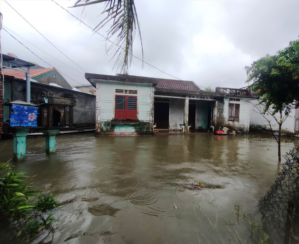 Nhiều nhà dân ở khu vực phá Tam Giang bị ngập nước. Ảnh: QD