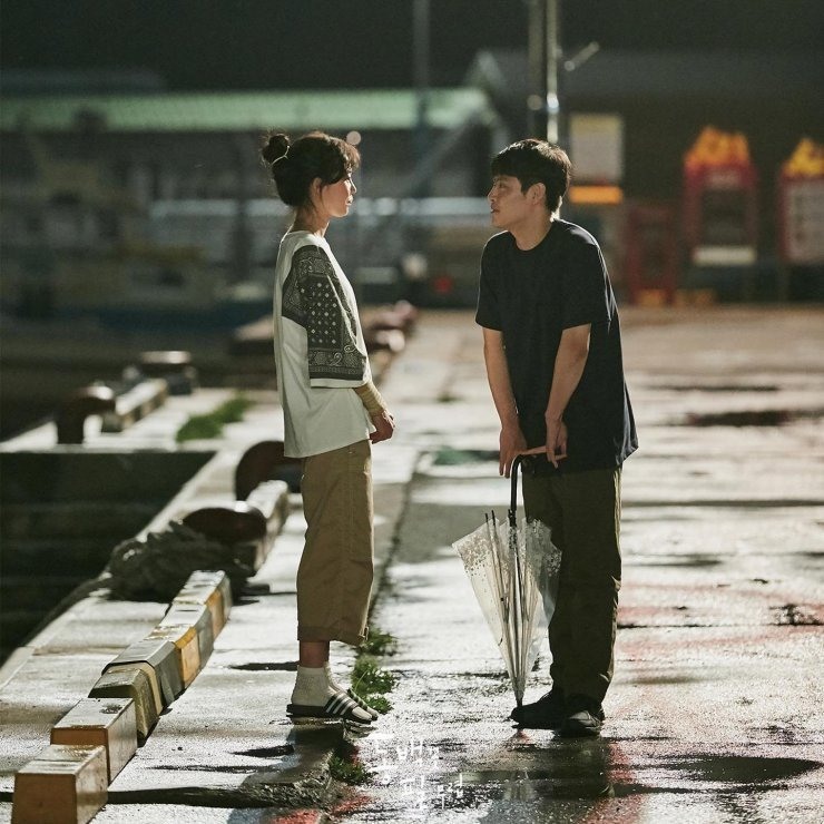 Kang Ha Neul và Gong Hyo Jin trong “Khi hoa trà nở“. Ảnh chụp màn hình.