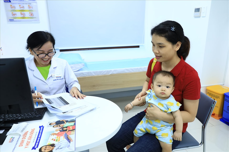Một em bé đang được thăm khám tại Trung tâm Dinh dưỡng - Y học Vận động Nutrihome.