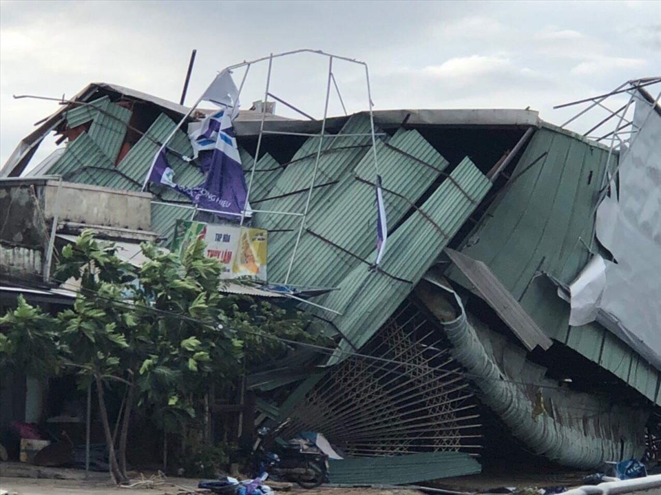 Cảnh tượng một căn nhà bị đổ nghiêng do sức gió của bão gây ra. Ảnh: Hữu Long