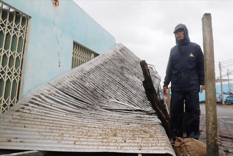 Nhiều nhà dân ở huyện Bình Sơn đều ở trong những ngôi nhà cấp 4 nên khi bão vào, gió lớn đã gây tốc mái cho hàng trăm ngôi nhà. Ảnh: Hữu Long