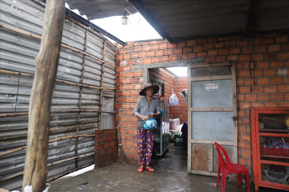 Nhiều nhà dân ở huyện Bình Sơn đều ở trong những ngôi nhà cấp 4 nên khi bão vào, gió lớn đã gây tốc mái cho hàng trăm ngôi nhà. Ảnh: Hữu Long