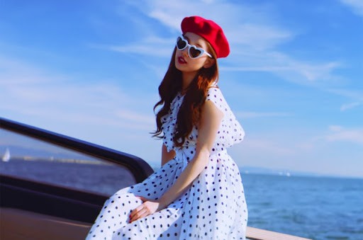 Suzy sang chảnh trong “Holiday“. Ảnh chụp màn hình.