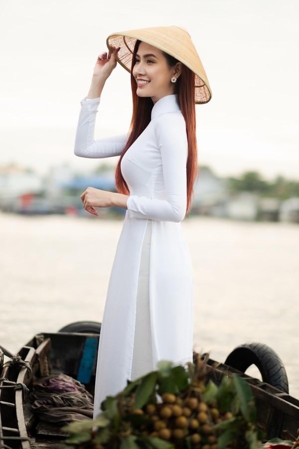 Áo dài trắng kết hợp cùng nón lá là hình ảnh biểu trưng cho người con gái Việt Nam, không cần váy vóc cầu kỳ, hay cố tình pose dáng, Mơ Phan vẫn tạo ra những bức hình trong veo, tự nhiên và vô cùng gần gũi.