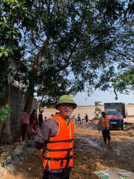 Thầy Hà Văn Quý tham gia cứu trợ người dân vùng lũ (Ảnh: FBNV)