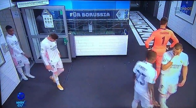 Hình ảnh Benzema “thủ thỉ” với Ferland Mendy được ghi lại. Ảnh: Telefoot