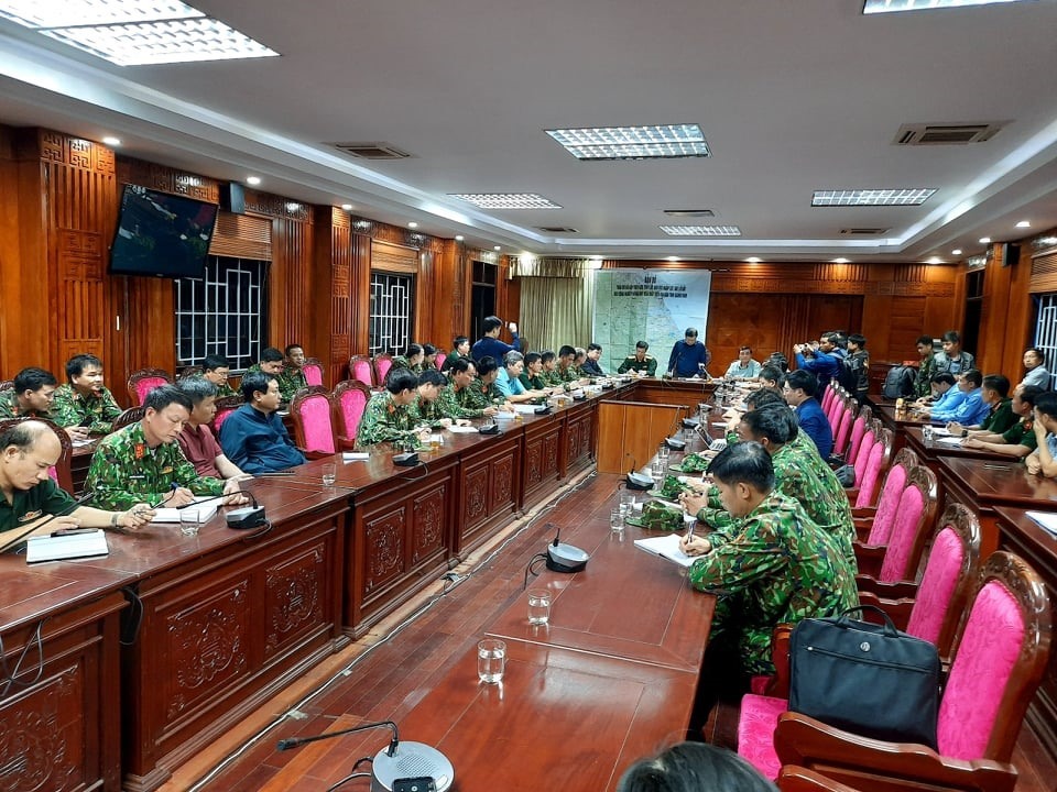 Cuộc họp tối 28.10 tại Bộ Chỉ huy Quân sự tỉnh Quảng Nam. Ảnh: Quân Đạo/Báo Quảng Nam
