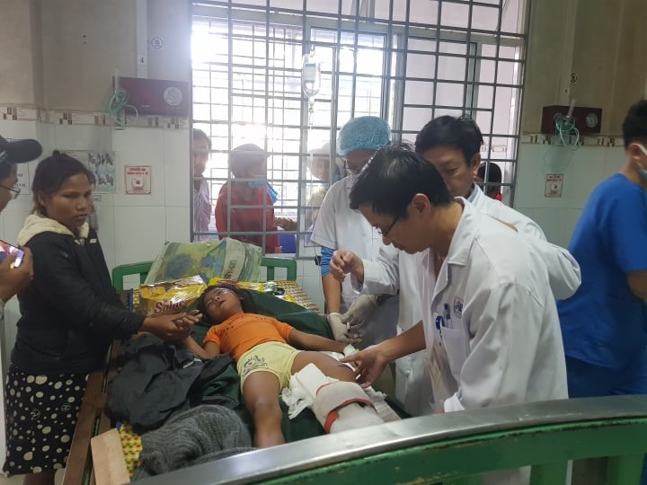 Các lực lượng chức năng vừa đưa 4 người bị thương, trong đó có 2 trẻ nhỏ từ khu vực sạt lở xã Trà Leng, đến Trung tâm y tế huyện Bắc Trà My để chữa trị.  Ảnh: VGP