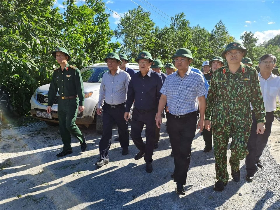 Đoàn công tác do Phó Thủ tướng Trịnh Đình Dũng kiểm tra chỉ đạo cứu nạn vụ sạt lở núi, vùi 53 người dân ở Nam Trà My. Ảnh Thanh Chung