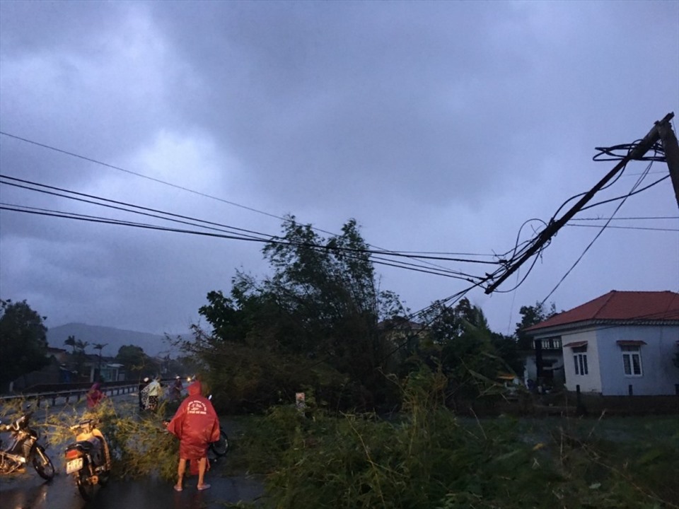 Nhiều cột viễn thông trên địa bàn huyện Phú Lộc bị gãy đổ. Ảnh: Q.D