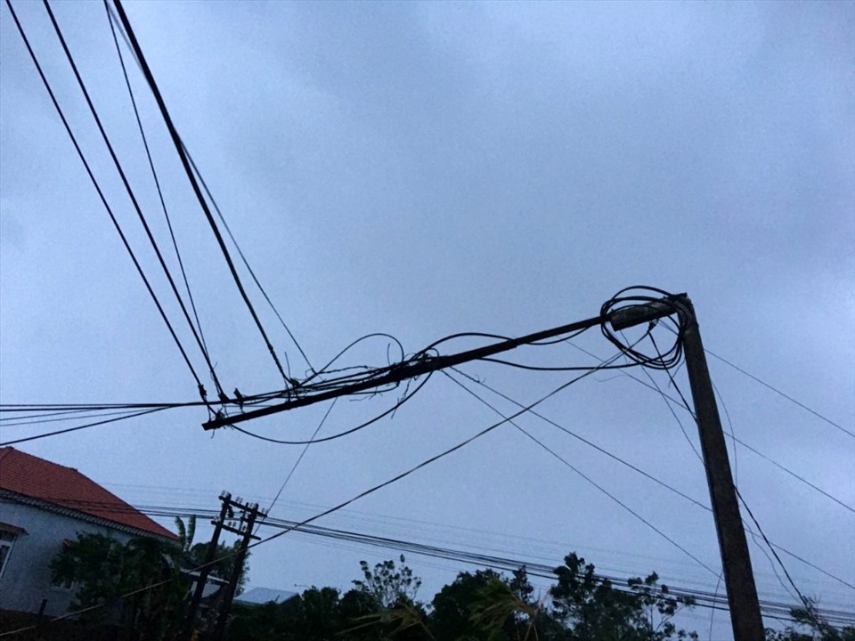 Nhiều cột viễn thông trên địa bàn huyện Phú Lộc bị gãy đổ. Ảnh: Q.D