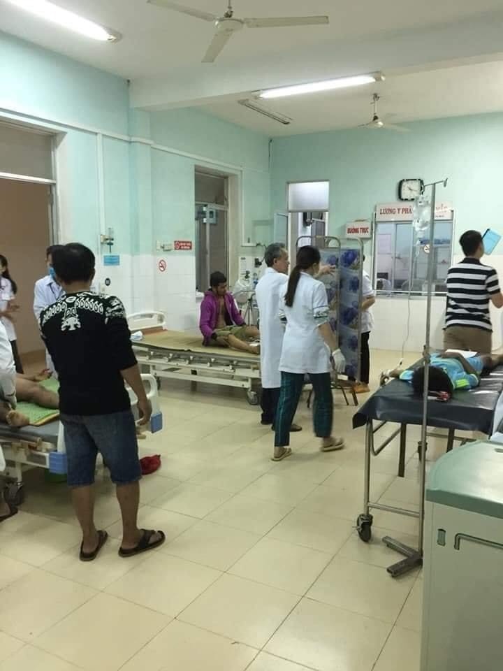 Cấp cứu người dân vụ sạt lở ở Trà Vân, huyện Nam Trà My sáng 29.10. Ảnh: CTV