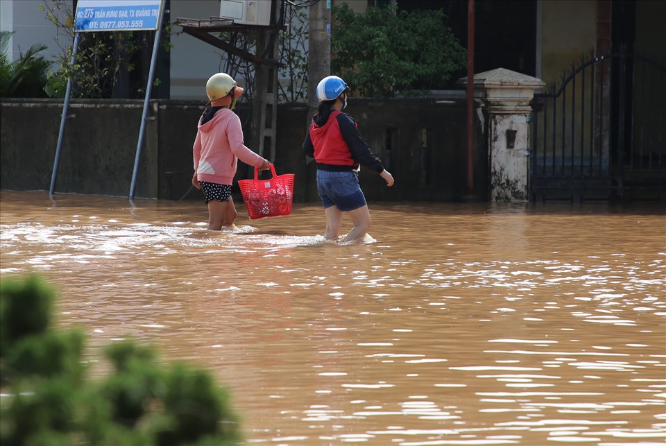 Nước lũ ngập đường ở huyện Triệu Phong trong sáng 29.10. Ảnh: Hưng Thơ.