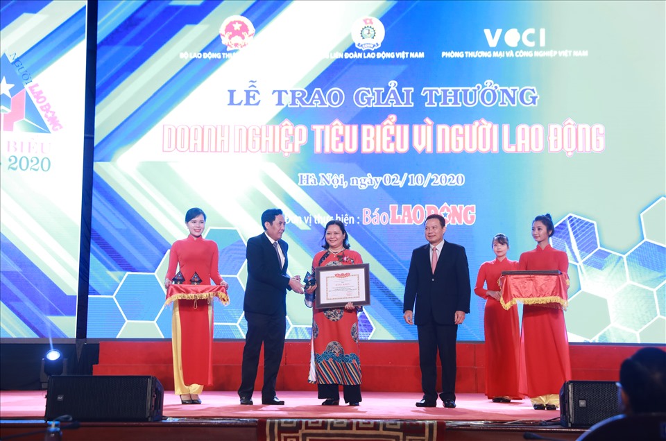 Bà Trương Bích Đào, Giám đốc nhân sự Công ty TNHH Nestlé Việt Nam, nhận bằng khen và kỷ niệm chương từ Ban tổ chức.
