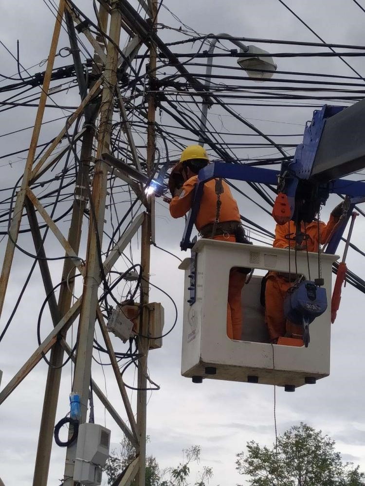 Điện lực Quảng Nam phục hồi sự cố điện sau bão số 9. Ảnh: Điện lực miền Trung