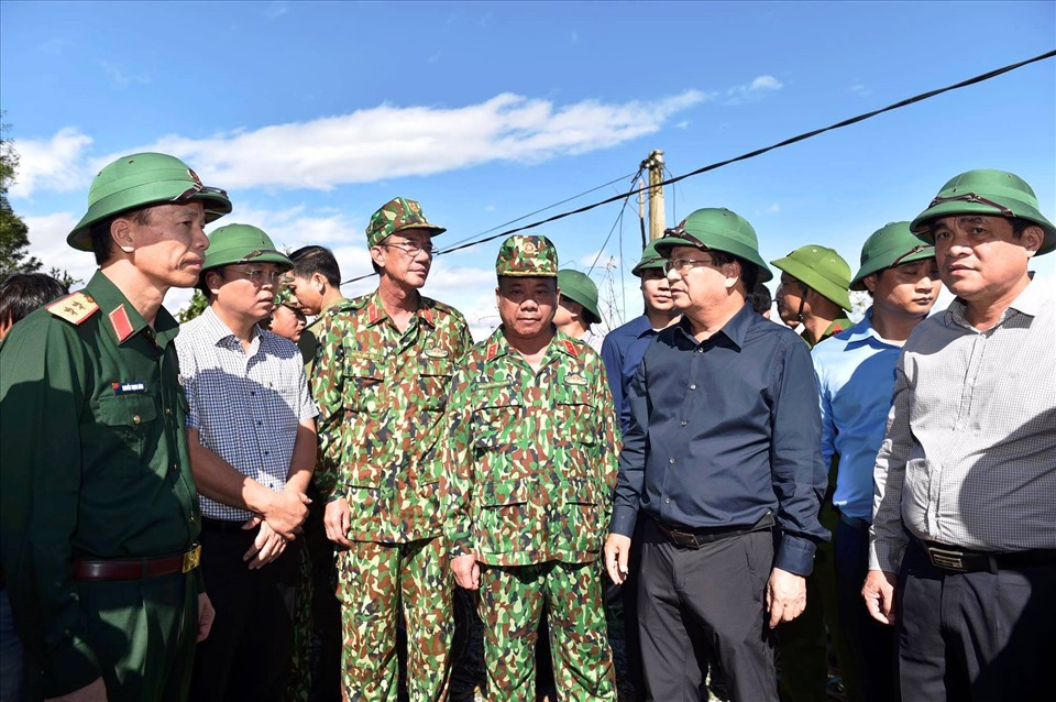 Phó Thủ tướng Chính phủ Trịnh Đình Dũng trực tiếp vào tâm bão chỉ đạo công tác ứng phó, xả lũ. Ảnh: Ngọc Hà