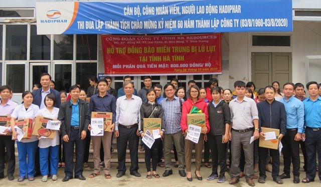 Công đoàn Công ty TNHH RK Resources ở tỉnh Bình Dương phối hợp với LĐLĐ Hà Tĩnh trao quà hỗ trợ lũ lụt ở Hà Tĩnh. Ảnh: CĐ.