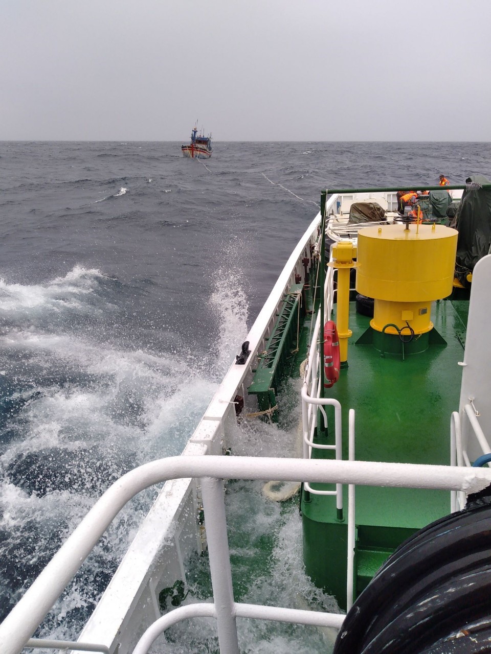 Thời tiết xấu nên việc lai dắt tàu BĐ 98658-TS về bờ rất chậm để đảm bảo an toàn. Ảnh: Vũ Bằng