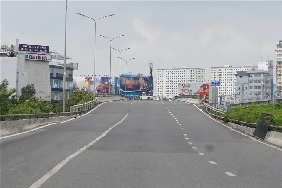 Tất cả các xe đều cấm qua cầu vượt Nguyễn Hữu Cảnh từ ngày 29.10. Ảnh: Minh Quân