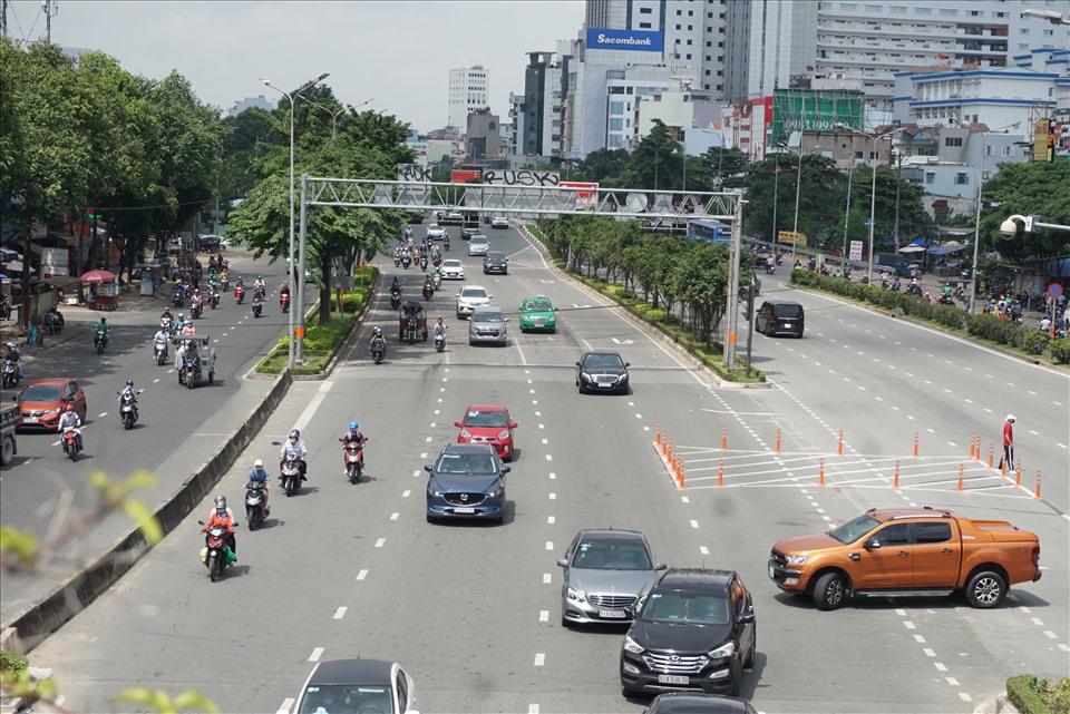 Dải phân cách ngăn hai phần làn ôtô trên đường Điện Biên Phủ, đoạn qua giao lộ đường Nguyễn Văn Thương, được tháo dỡ để tạo điểm quay đầu cho hướng đi mới.  Ảnh: Minh Quân