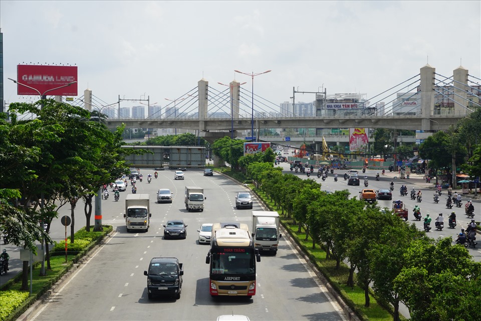 Giao thông từ cầu Sài Gòn hướng vào trung tâm thành phố thông thoáng ngày đầu cấm xe cầu vượt Nguyễn Hữu Cảnh.  Ảnh: Minh Quân