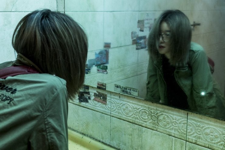 Seo Ye Ji trong phim kinh dị “Khung hình chết chóc“. Ảnh chụp màn hình.