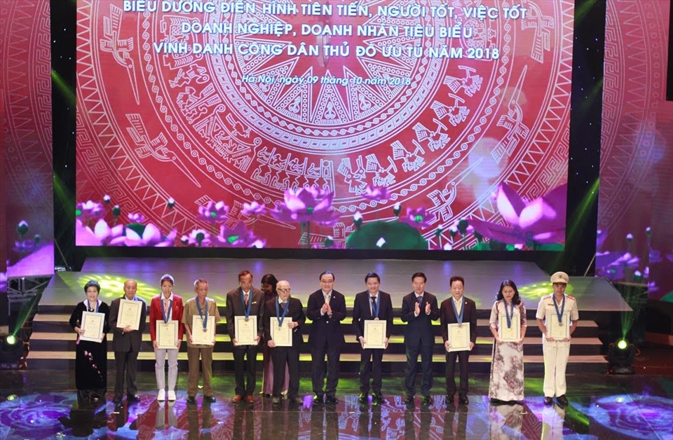 Chị Trần Phương Lan (thứ 2 từ phải qua) được nhận danh hiệu “Công dân Thủ đô ưu tú năm 2018”. Ảnh: NVCC