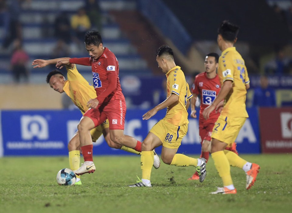 Nam Định (áo vàng) tự đẩy mình vào thế khó khi thua Hải Phòng 2-3 trên sân nhà lượt đấu trước. Ảnh: VPF.