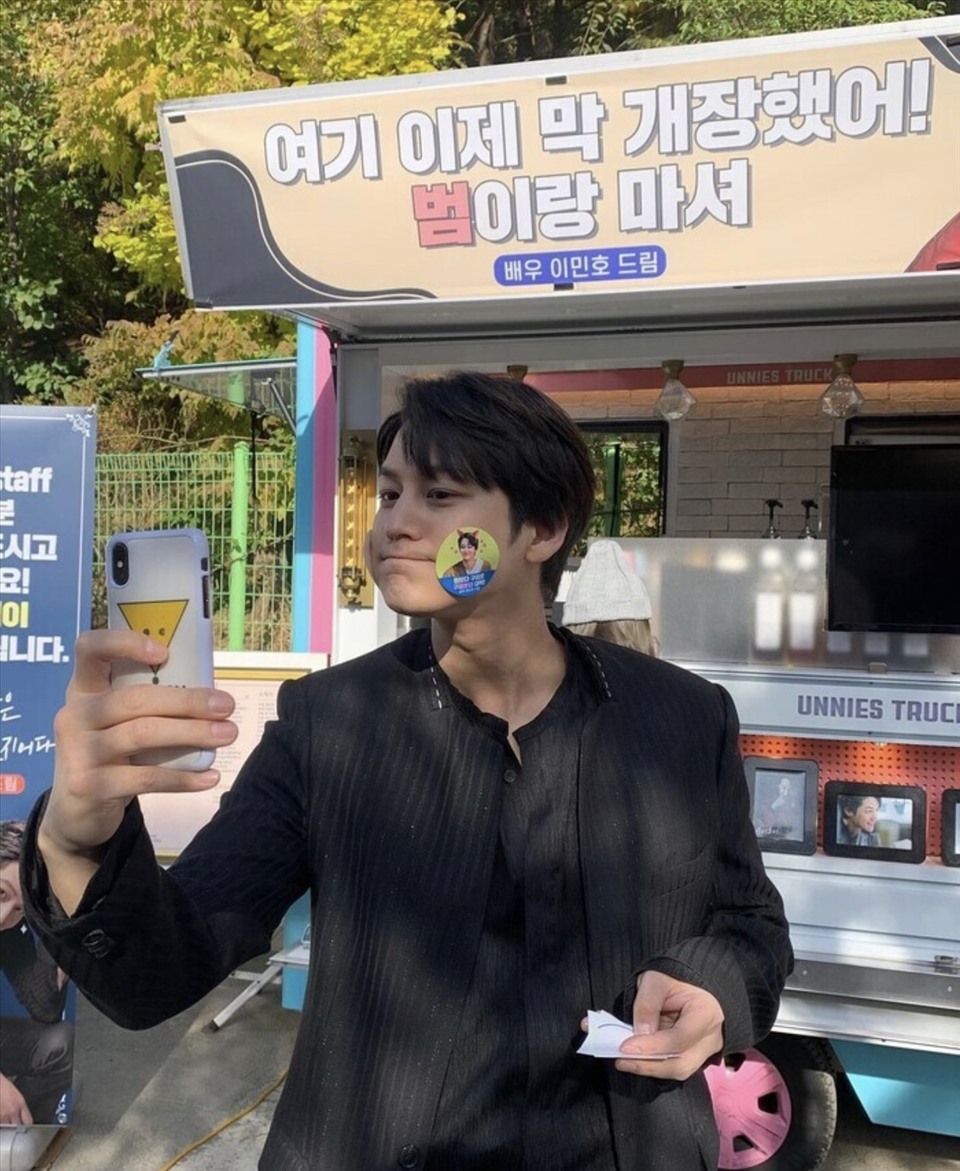 Kim Bum đăng ảnh bên xe tải cà phê mà Lee Min Ho gửi tặng. Ảnh chụp màn hình.