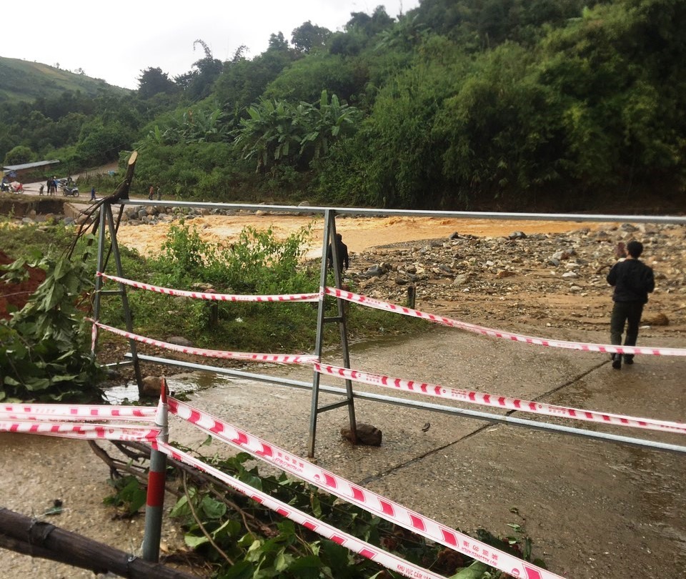 Chính quyền lập rào chắn không cho qua ngầm vào xã Đăk Sao, huyện Tu Mơ Rông do bị nước lũ cuốn. Ảnh TA