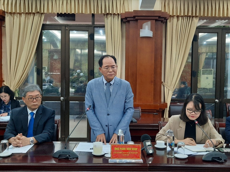 Ông Park Noh-Wan - Đại sứ Đặc mệnh Toàn quyền Hàn Quốc tại Việt Nam phát biểu tại buổi Lễ tiếp nhận gói hỗ trợ của Chính phủ Hàn Quốc cho các tỉnh Miền Trung bị thiệt hại do lũ lụt, mưa bão. Ảnh: Thúy Ái