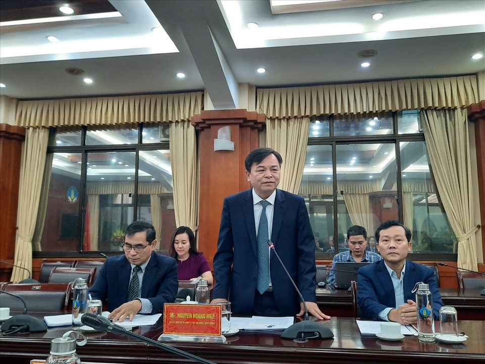 Ông Nguyễn Hoàng Hiệp - Thứ trưởng Bộ NNPTNT - Ủy viên BCĐ Trung ương về PCTT tiếp nhận gói hỗ trợ của Chính phủ Hàn Quốc cho các tỉnh Miền Trung bị thiệt hại do lũ lụt. Ảnh: Thúy Ái