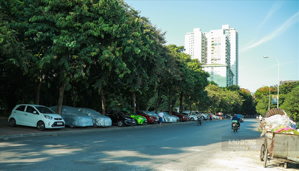 Một vòng Hà Nội, không khó để bắt gặp hình ảnh ôtô đậu đỗ tràn lan trên vỉa hè, khuôn viên các khu đô thị, lòng đường, đặc biệt là khu vực quanh các chung cư.