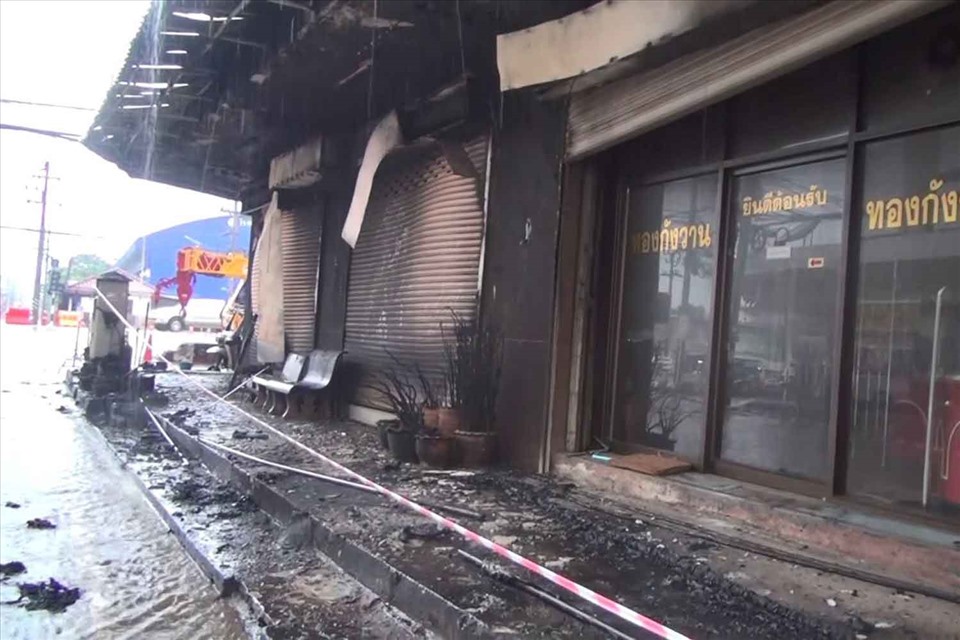 Các cửa hàng và nhà dân ở gần hiện trường vụ nổ bị hư hại. Ảnh: Bangkok Post