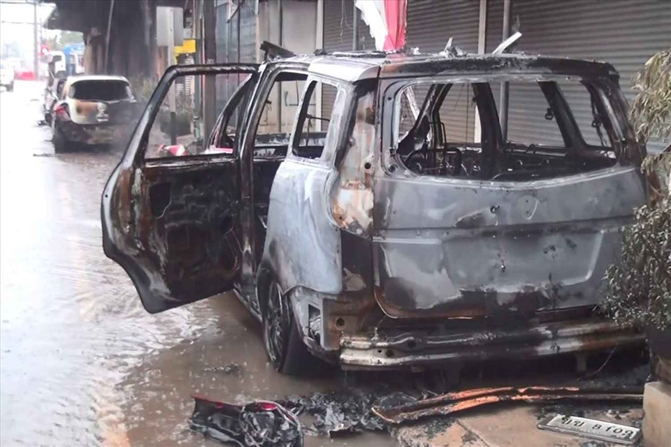 Chiếc xe oto đỗ bên đường gần vụ nổ bị lửa thiêu rụi. Ảnh: Bangkok Post