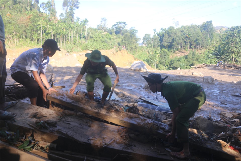 Hiện tại công tác cứu nạn tại khu vực ngôi làng thuộc xã Trà Leng, huyện Nam Trà My vẫn đang được lực lượng chức năng nỗ lực triển khai. Tại hiện trường, phóng viên ghi nhận cảnh tang hoang, không còn bất cứ dấu hiệu nào của ngôi làng.