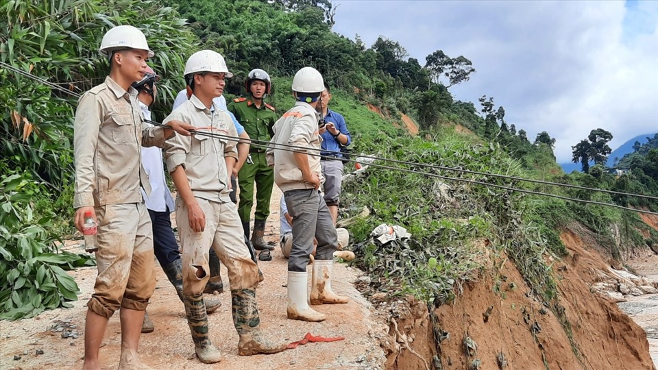 Tiếp  thức ăn và tìm cách giải cứu 200 công nhân thủy điện Đắk Mi 2. Ảnh: Nguyễn Kỷ