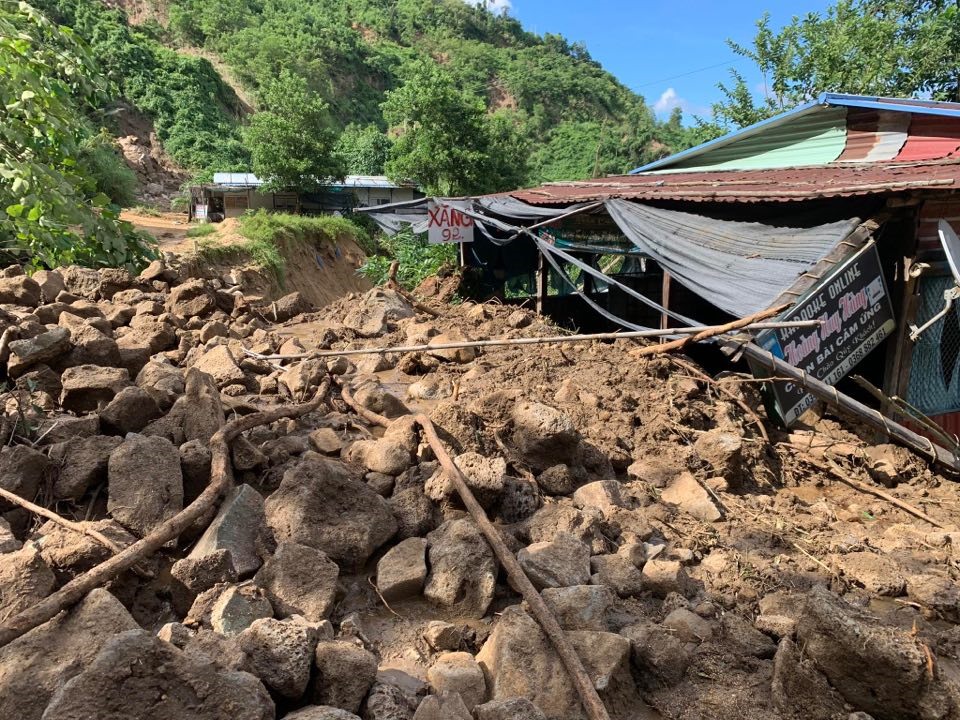 Do ảnh hưởng bão số 9, trên địa bàn xã Phước Lộc có mưa lớn, khiến nhiều khu vực trong xã bị sạt lở. Ảnh: Trọng Ý