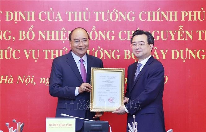 Thủ tướng Nguyễn Xuân Phúc đã trao quyết định điều động, bổ nhiệm đồng chí Nguyễn Thanh Nghị giữ chức Thứ trưởng Bộ Xây dựng. Ảnh: TTXVN