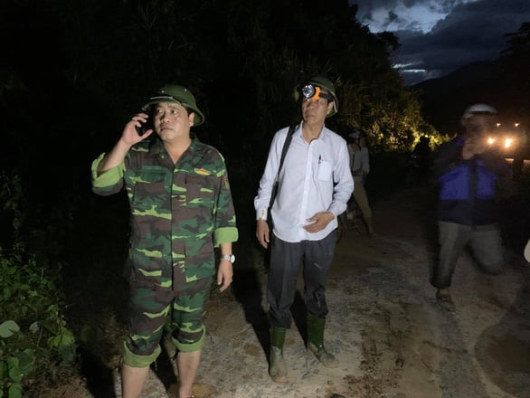 Ông Nguyễn Mạnh Hà (trái) có mặt cùng đoàn công tác và cứu hộ cố gắng tiếp cận hiện trường nhưng bất thành. Ảnh: Nguyễn Trọng Ý