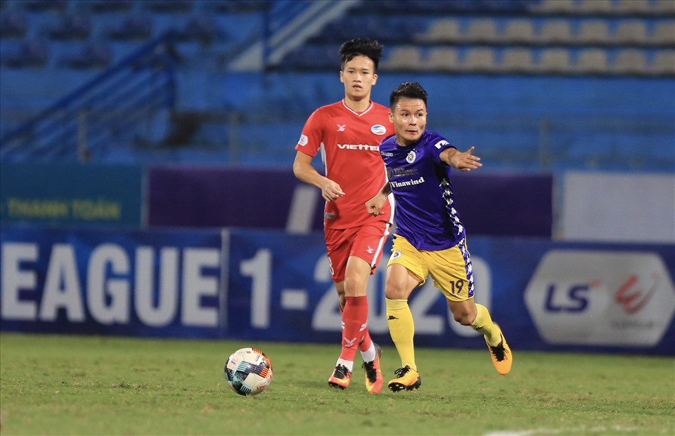 Trương Việt Hoàng là một trong những cầu thủ trụ cột của Hà Nội FC với sự chắc chắn và phong độ ổn định. Hãy xem hình ảnh liên quan để khám phá sự nghiệp và tài năng của cầu thủ người Việt.
