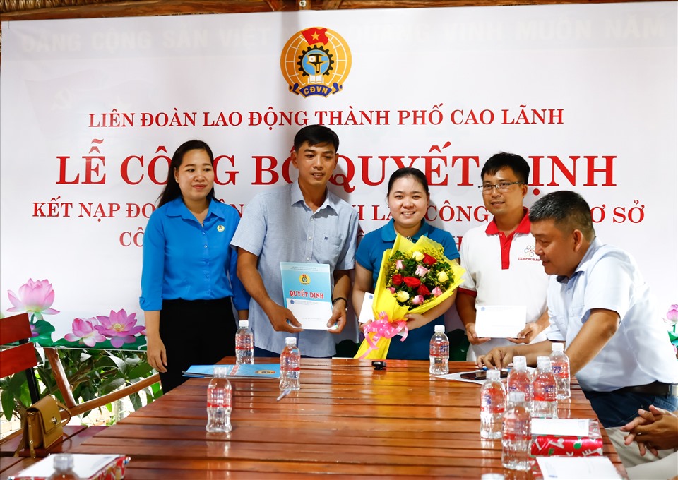 Chủ tịch LĐLĐ Huỳnh Thị Thu Thủy trao quyết định và hoa chúc mừng Ban chấp hành Công đoàn cơ sở. Ảnh: LN