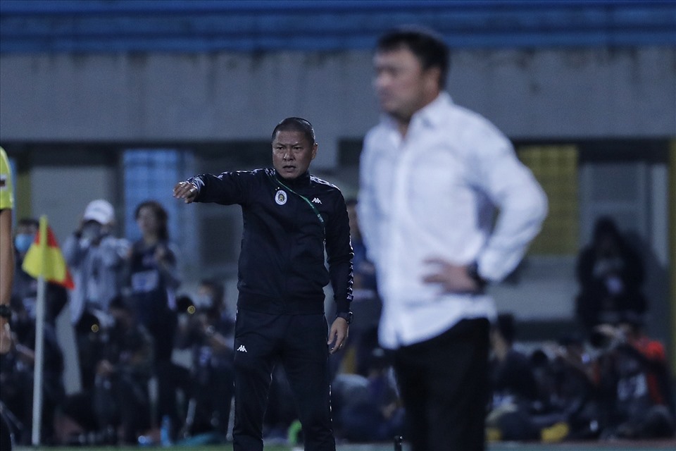 Huấn luyện viên Chu Đình Nghiêm đã trải qua trận đấu khó khăn trước Viettel. Ảnh: Hải Đăng