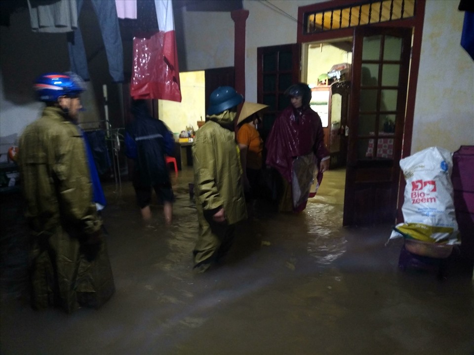 Chính quyền địa phương huyện Thanh Chương (Nghệ An) khẩn cấp hỗ trợ sơ tán, di dời đồ đạc hàng trăm hộ dân trong đêm 29.10. Ảnh: Đình Thọ