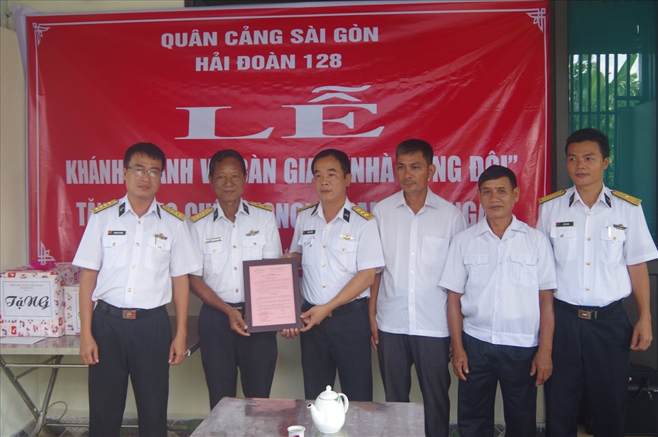 Chỉ huy Hải đoàn trao Quyết định tặng nhà Đồng đội cho gia đình Trung tá quân nhân chuyên nghiệp Phan Văn Ngạn. Ảnh: Công Hoan - Văn Lâm