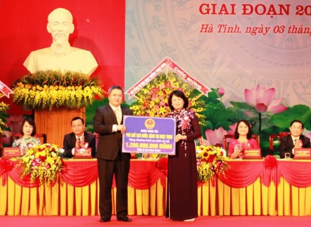 Phó Chủ tịch Nước Đặng Thị Ngọc Thịnh trao biểu trưng hỗ trợ công trình an sinh xã hội cho tỉnh Hà Tĩnh. Ảnh: TT.